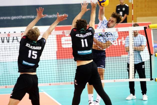 von links Marco MILOVANOVIC (Haching), Tobias BESENBOECK (Dachau), He Volleyball Bundesliga 2025 26 TSV Haching Muenchen vs ASV Dachau, Geothermie Arena, Unterhaching, 12.11.25 Copyright: WolfgangxFehrmann