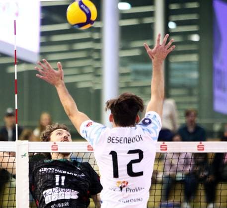von links Marco MILOVANOVIC (Haching), Tobias BESENBOECK (Dachau), He Volleyball Bundesliga 2025 26 TSV Haching Muenchen vs ASV Dachau, Geothermie Arena, Unterhaching, 12.11.25 Copyright: WolfgangxFehrmann