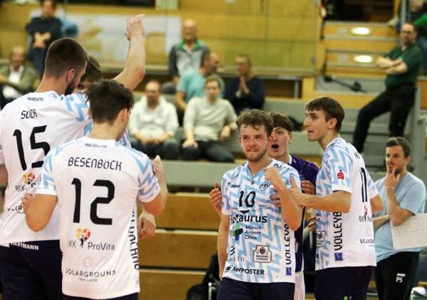 Dachauer Freude ueber einen Punktgewinn He Volleyball Bundesliga 2025 26 TSV Haching Muenchen vs ASV Dachau, Geothermie Arena, Unterhaching, 12.11.25 Copyright: WolfgangxFehrmann