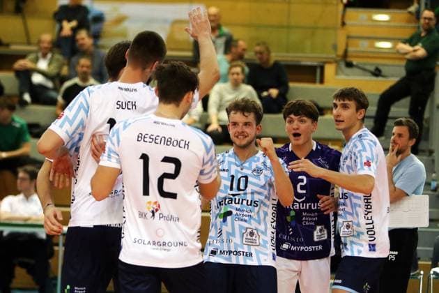 Dachauer Freude ueber einen Punktgewinn, He Volleyball Bundesliga 2025 26 TSV Haching Muenchen vs ASV Dachau, Geothermie Arena, Unterhaching, 12.11.25 Copyright: WolfgangxFehrmann