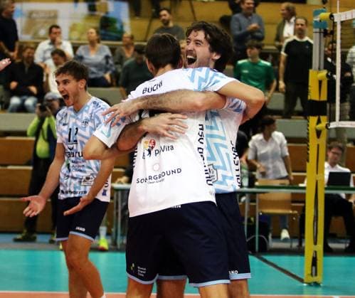 Dachauer Freude nach dem Sieg, He Volleyball Bundesliga 2025 26 TSV Haching Muenchen vs ASV Dachau, Geothermie Arena, Unterhaching, 12.11.25 Copyright: WolfgangxFehrmann