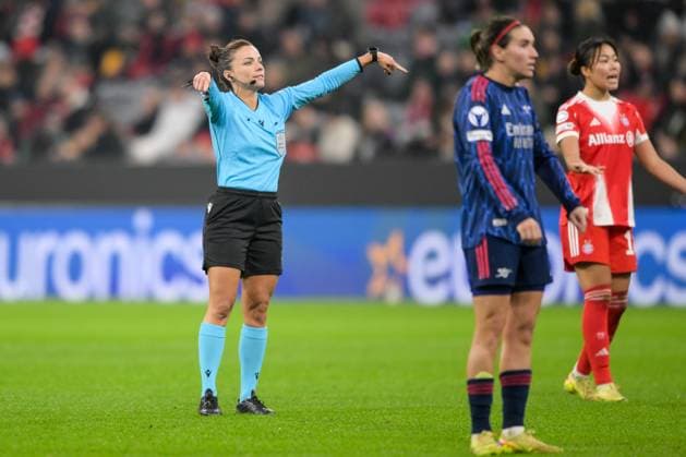 Fußball, UEFA Womens Champions League, 20251112, FC Bayern München - Arsenal WFC. Im Bild Schiedsrichterin Mara HUERTA DE AZA (ESP) Gestik Mimig Abseits. München Allianz Arena Bayern Deutschland Copyright: Passion2Press MarkusxFischerx