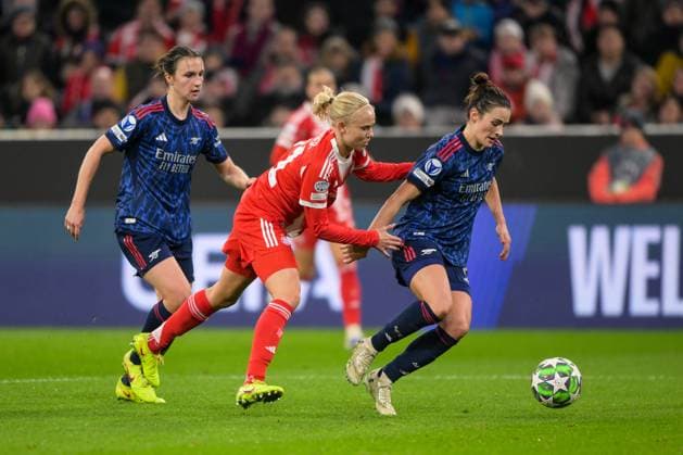 Fußball, UEFA Womens Champions League, 20251112, FC Bayern München - Arsenal WFC. Im Bild vl. Lotte WUBBEN-MOY (Arsenal, 3), Pernille HARDER (Bayern, 21), Emily FOX (Arsenal, 2) Zweikampf Ball. München Allianz Arena Bayern Deutschland Copyright: Passion2Press MarkusxFischerx