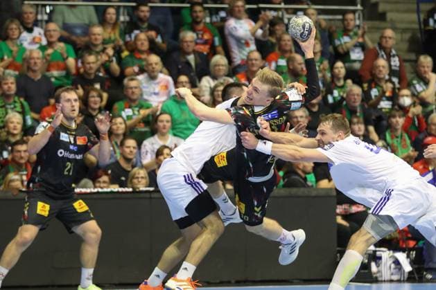 12.11.2025, xtgx, Handball, EHF Champions League, SC Magdeburg - HC Zagreb v.l. Gisli Thorgeir Kristjansson (Magdeburg, 10) wirft Tor, Torschuetze, erzielt Tor, Treffer, scores the goal Magdeubrg