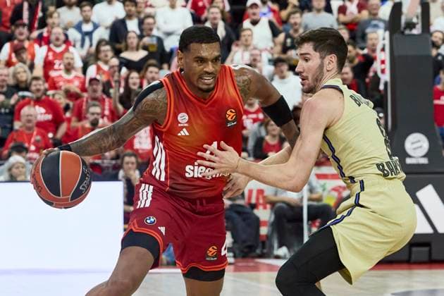 Turkish Airlines EuroLeague Basketball, FC Bayern Munich Basketball vs FC Barcelona, Barca München FC Bayern Basketball, Munich FC Bayern Basketball, Barcelona FC, 2025-11-12 in München (SAP Garden) RATHAN-MAYES Xavier (FC Bayern Munich Basketball Guard (Nr4) BAY4 ), BRIZUELA Dario (FC Barcelona Guard (Nr.8) (BAR8)) sportworld München SAP Garden Bayern Deutschland