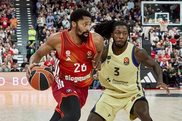Turkish Airlines EuroLeague Basketball, FC Bayern Munich Basketball vs FC Barcelona, Barca München FC Bayern Basketball, Munich FC Bayern Basketball, Barcelona FC, 2025-11-12 in München (SAP Garden) DINWIDDIE Spencer (FC Bayern Munich Basketball Guard (Nr26) BAY26 ), CALE Myles (FC Barcelona Forward (Nr.3) (BAR3)) sportworld München SAP Garden Bayern Deutschland