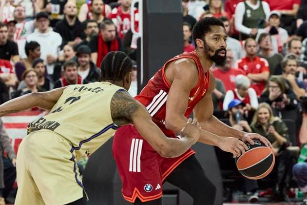 Turkish Airlines EuroLeague Basketball, FC Bayern Munich Basketball vs FC Barcelona, Barca München FC Bayern Basketball, Munich FC Bayern Basketball, Barcelona FC, 2025-11-12 in München (SAP Garden) DINWIDDIE Spencer (FC Bayern Munich Basketball Guard (Nr26) BAY26 ), PUNTER Kevin (FC Barcelona Guard (Nr.0) (BAR0)) sportworld München SAP Garden Bayern Deutschland
