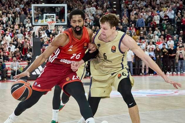 Turkish Airlines EuroLeague Basketball, FC Bayern Munich Basketball vs FC Barcelona, Barca München FC Bayern Basketball, Munich FC Bayern Basketball, Barcelona FC, 2025-11-12 in München (SAP Garden) DINWIDDIE Spencer (FC Bayern Munich Basketball Guard (Nr26) BAY26 ), VESELY Jan (FC Barcelona Center (Nr.6) (BAR6)) sportworld München SAP Garden Bayern Deutschland