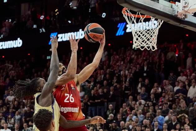 Turkish Airlines EuroLeague Basketball, FC Bayern Munich Basketball vs FC Barcelona, Barca München FC Bayern Basketball, Munich FC Bayern Basketball, Barcelona FC, 2025-11-12 in München (SAP Garden) DINWIDDIE Spencer (FC Bayern Munich Basketball Guard (Nr26) BAY26 ), CALE Myles (FC Barcelona Forward (Nr.3) (BAR3)) sportworld München SAP Garden Bayern Deutschland