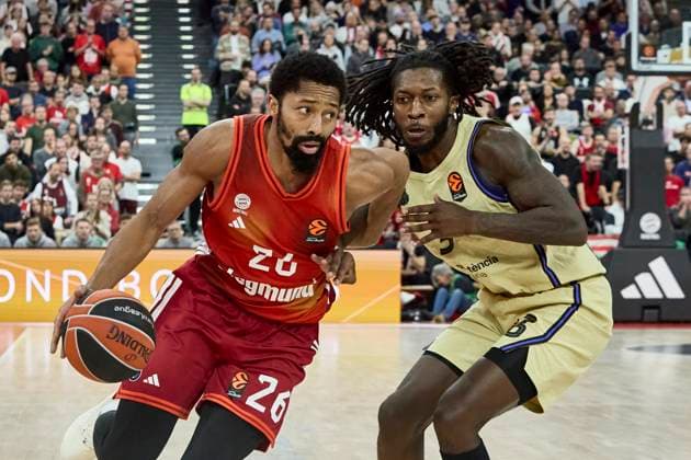 Turkish Airlines EuroLeague Basketball, FC Bayern Munich Basketball vs FC Barcelona, Barca München FC Bayern Basketball, Munich FC Bayern Basketball, Barcelona FC, 2025-11-12 in München (SAP Garden) DINWIDDIE Spencer (FC Bayern Munich Basketball Guard (Nr26) BAY26 ), CALE Myles (FC Barcelona Forward (Nr.3) (BAR3)) sportworld München SAP Garden Bayern Deutschland