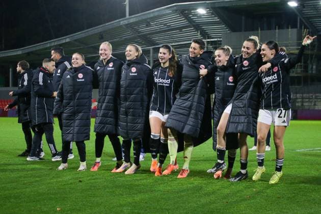 12.11.2025, xgrfx, Fussball UEFA Women s Europa Cup 1 8, PSV Eindhoven - Eintracht Frankfurt v.l. Die Mannschaft feiert den Sieg mit den Fans. (Eintracht Frankfurt) (DFL DFB REGULATIONS PROHIBIT ANY USE OF PHOTOGRAPHS as IMAGE SEQUENCES and or QUASI-VIDEO) De Herdgang