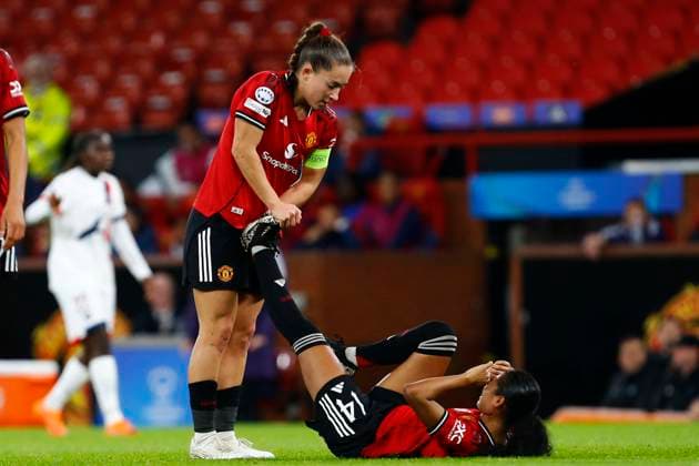 Manchester United, ManU v Paris Saint-Germain, Manchester, UK - 12 November 2025 Maya Le Tissier of Manchester United helps teammate Jayde Riviere of Manchester United during the Women™s Champions League Matchday 3 between Manchester United and Paris Saint-Germain at Old Trafford on 12 November 2025 in Manchester, England (Photo by Steve Taylor PPAUK) Manchester Old Trafford Greater Manchester England Copyright: xStevexTaylor PPAUKx PPA-229514