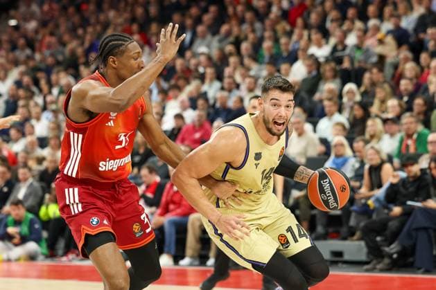 Willy Hernangomez FC Barcelona, Barca Basket, 14) mit David McCormack (FC Bayern Basketball, 33), GER, FC Bayern Basketball vs. FC Barcelona, Basketball, Euroleague, 10. Spieltag, Saison 2025 2026, 12.11.2025, GER, FC Bayern Basketball vs. FC Barcelona, Basketball, Euroleague, 10. Spieltag, Saison 2025 2026, 12.11.2025 Muenchen Copyright: xEibner-Pressefoto JennixMaulx EP_JML