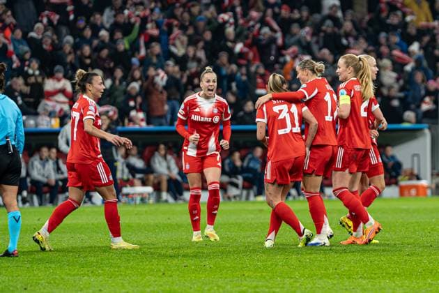 Giulia Gwinn (7 FC Bayern) , Pernille Harder (21 Bayern) , Georgia Stanway (31 FC Bayern) , Klara Bühl (17 FC Bayern) und Glodis Viggosdottir (4 FC Bayern) jubeln über das Tor zum 2-2 beim UEFA Womens Champions League Spiel FC Bayern München - Arsenal Women FC am 12.11.2025. München Allianz Arena Bayern Deutschland
