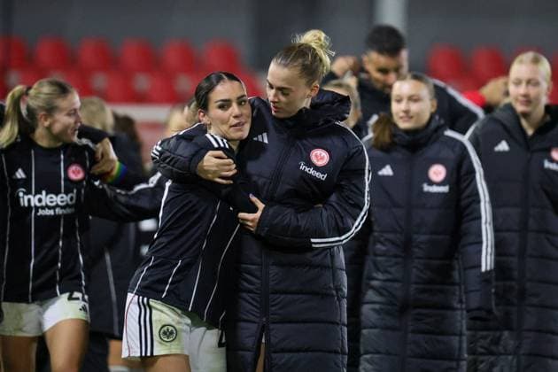 Eindhoven, Niederlande 12. November 2025: Europa Cup - Frauen- 1 8 Finale - 2025 2026 - PSV Eindhoven vs. Eintracht Frankfurt Im Bild: v.li. Ereleta Memeti (SGE) und Laura Freigang (SGE) beim Abschlussjubel nach dem Sieg in Eindhoven De Herdegang Copyright: xFotostandx xFantinix