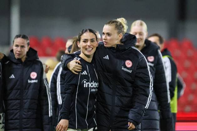 Eindhoven, Niederlande 12. November 2025: Europa Cup - Frauen- 1 8 Finale - 2025 2026 - PSV Eindhoven vs. Eintracht Frankfurt Im Bild: v.li. Ereleta Memeti (SGE) und Laura Freigang (SGE) beim Abschlussjubel nach dem Sieg in Eindhoven De Herdegang Copyright: xFotostandx xFantinix