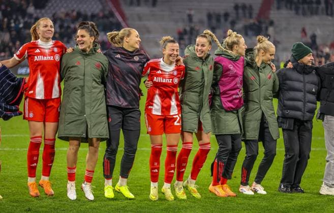 DEU, München, FC Bayern München vs Arsenal London, Women s Champions League, UEFA, Saison 2526, Allianz Arena, 3. Spieltag im Bild: 3:2 gewinnt FC Bayern München nach Toren gegen Arsenal London, Jubel und Freude nach dem Spiel, Glodis Perla Viggosdottir (Bayern München 4), Jovana Damnjanović (Bayern München 9), Magdalena Eriksson (Bayern München 5), Arianna Caruso (Bayern München 27), Giulia Gwinn (Bayern München 7), Carolin Simon (Bayern München 30) DFB DFL REGULATIONS PROHIBIT ANY USE OF PHOTOGRAPHS AS IMAGE SEQUENCES AND OR QUASI-VIDEO, 12.11.2025 Copyright: HMBxMedia HendrikxHamelau
