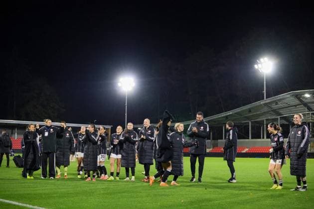 Eindhoven, Niederlande 12. November 2025: Europa Cup - Frauen- 1 8 Finale - 2025 2026 - PSV Eindhoven vs. Eintracht Frankfurt Im Bild: Die Spielerinnen der Eintracht Frankfurt beim Abschlussjubel nach dem Sieg in Eindhoven De Herdegang Copyright: xFotostandx xFantinix