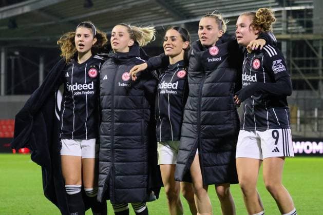 Eindhoven, Niederlande 12. November 2025: Europa Cup - Frauen- 1 8 Finale - 2025 2026 - PSV Eindhoven vs. Eintracht Frankfurt Im Bild: v.li. Noemi Ivelj (SGE), Nina Lührßen Luehrssen (SGE), Ereleta Memeti (SGE), Laura Freigang (SGE) und Jarne Teulings (SGE) beim Abschlussjubel nach dem Sieg in Eindhoven De Herdegang Copyright: xFotostandx xFantinix