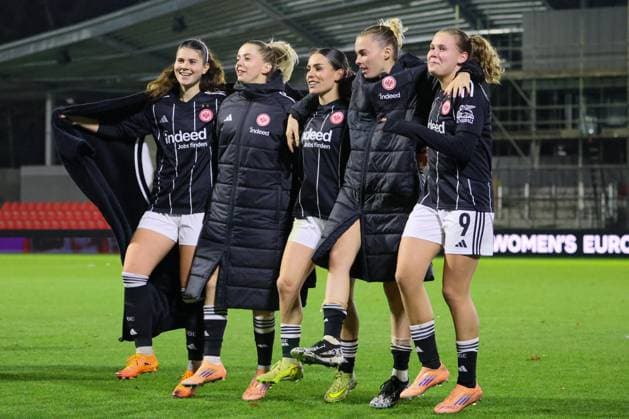 Eindhoven, Niederlande 12. November 2025: Europa Cup - Frauen- 1 8 Finale - 2025 2026 - PSV Eindhoven vs. Eintracht Frankfurt Im Bild: v.li. Noemi Ivelj (SGE), Nina Lührßen Luehrssen (SGE), Ereleta Memeti (SGE), Laura Freigang (SGE) und Jarne Teulings (SGE) beim Abschlussjubel nach dem Sieg in Eindhoven De Herdegang Copyright: xFotostandx xFantinix