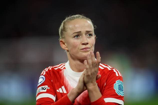 Fussball, Frauen, Frauen Champions League, 3.Spieltag, Saison 2025 2026, FC Bayern München - FC Arsenal, Allianz Arena Lea Schüller Schueller (FC Bayern München) Applaus, klatschen, Kopf, Portrait