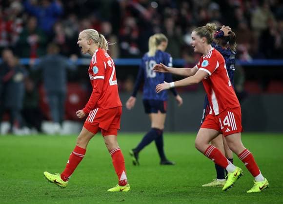 Fussball, Frauen, Frauen Champions League, 3.Spieltag, Saison 2025 2026, FC Bayern München - FC Arsenal, Allianz Arena 2:2 durch Pernille Harder (FC Bayern München) (li.) hier mit Alara Sehitler (FC Bayern München) (re.) Tor, Jubel, Jubelschrei, Emotion