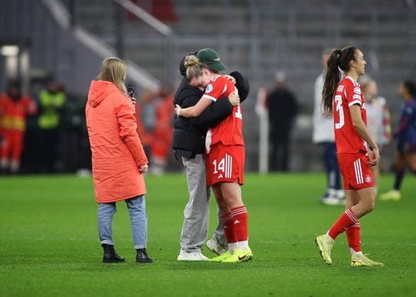 Fussball, Frauen, Frauen Champions League, 3.Spieltag, Saison 2025 2026, FC Bayern München - FC Arsenal, Allianz Arena Umarmung nach dem Spiel von Lena Oberdorf (FC Bayern München) mit Alara Sehitler (FC Bayern München)