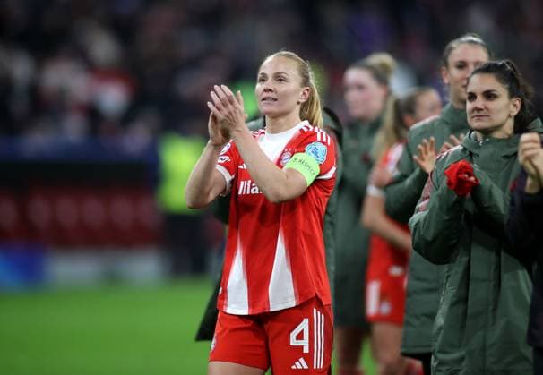 Fussball, Frauen, Frauen Champions League, 3.Spieltag, Saison 2025 2026, FC Bayern München - FC Arsenal, Allianz Arena Glodis Perla Viggosdottir (FC Bayern München) nach dem Spiel auf der Ehrenrunde beim Feiern, klatschen, Applaus