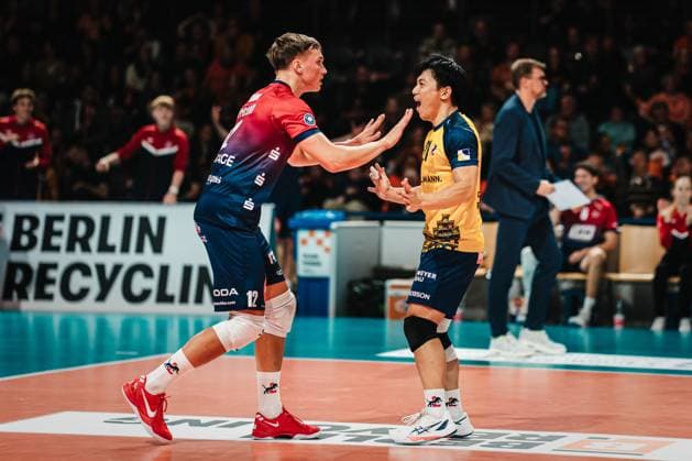 VBL: Berlin Recycling Volleys vs. SVG Lüneburg, 12.11.2025 Sho Takahashi (SVG Lüneburg, 21) und Santeri Välimaa (SVG Lüneburg, 12) jubeln zusammen; Volleyball Bundesliga, 6. Spieltag: Berlin Recycling Volleys vs. SVG Lüneburg am 12.11.2025 in der , Berlin Copyright: xBEAUTIFULxSPORTS Tonhäuserx