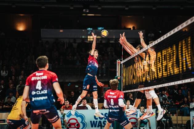 VBL: Berlin Recycling Volleys vs. SVG Lüneburg, 12.11.2025 Daniel Gruvaeus (SVG Lüneburg, 2) schlägt; Volleyball Bundesliga, 6. Spieltag: Berlin Recycling Volleys vs. SVG Lüneburg am 12.11.2025 in der , Berlin Copyright: xBEAUTIFULxSPORTS Tonhäuserx