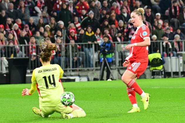Frauen-Champions League - Angriff zum 1:2 durch SEHITLER Alara gegen Torhüterin VAN DOMSELAAR Daphne bei dem Frauenfußball Champions League Spiel des FC Bayern München gegen FC Arsenal am 12.11.2025, Deutschland, Bayern München Allianz Arena Bayern Deutschland