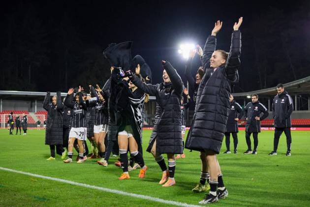 Eindhoven, Niederlande 12. November 2025: Europa Cup - Frauen- 1 8 Finale - 2025 2026 - PSV Eindhoven vs. Eintracht Frankfurt Im Bild: Die Spielerinnen der Eintracht Frankfurt beim Abschlussjubel nach dem Sieg in Eindhoven De Herdegang Copyright: xFotostandx xFantinix
