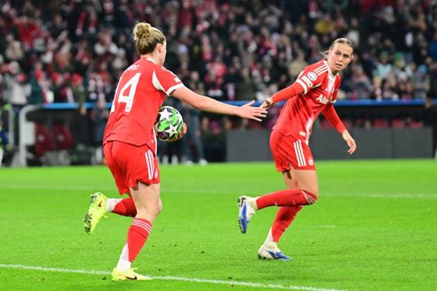 Frauen-Champions League - Gratulation von BÜHL Klara an SEHITLER Alara bei dem Frauenfußball Champions League Spiel des FC Bayern München gegen FC Arsenal am 12.11.2025, Deutschland, Bayern München Allianz Arena Bayern Deutschland
