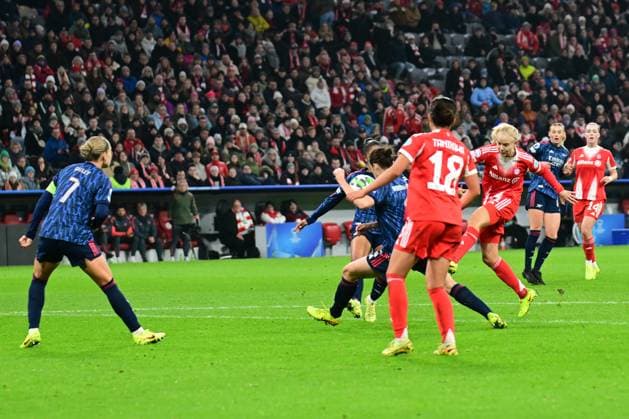 Frauen-Champions League - Torschuss zum 2:2 Ausgleich von HARDER Pernille bei dem Frauenfußball Champions League Spiel des FC Bayern München gegen FC Arsenal am 12.11.2025, Deutschland, Bayern München Allianz Arena Bayern Deutschland
