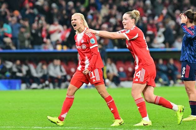 Frauen-Champions League - Jubel über den Ausgleich 2:2 von Vorlagengeberin SEHITLER Alara und Torschützin HARDER Pernille bei dem Frauenfußball Champions League Spiel des FC Bayern München gegen FC Arsenal am 12.11.2025, Deutschland, Bayern München Allianz Arena Bayern Deutschland