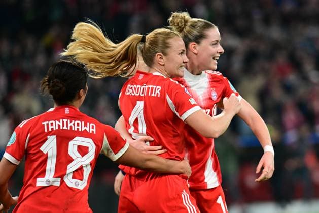 Frauen-Champions League - Jubel über das Führungstor zum 3:2 von VIGGOSDOTTIR Glodis Perla mit SEHITLER Alara und TANIKAWA Momoko bei dem Frauenfußball Champions League Spiel des FC Bayern München gegen FC Arsenal am 12.11.2025, Deutschland, Bayern München Allianz Arena Bayern Deutschland