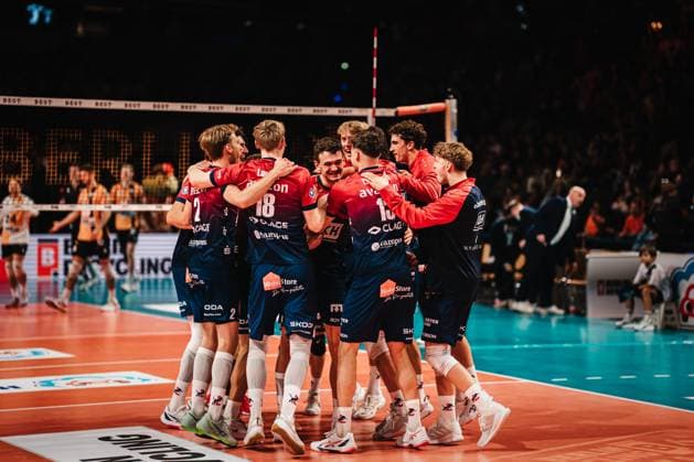 VBL: Berlin Recycling Volleys vs. SVG Lüneburg, 12.11.2025 Die SVG Lüneburg jubelt nach dem Spielende; Volleyball Bundesliga, 6. Spieltag: Berlin Recycling Volleys vs. SVG Lüneburg am 12.11.2025 in der , Berlin Copyright: xBEAUTIFULxSPORTS Tonhäuserx
