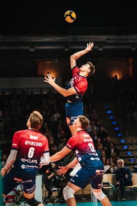 VBL: Berlin Recycling Volleys vs. SVG Lüneburg, 12.11.2025 Christopher Byam (SVG Lüneburg, 4) schlägt; Volleyball Bundesliga, 6. Spieltag: Berlin Recycling Volleys vs. SVG Lüneburg am 12.11.2025 in der , Berlin Copyright: xBEAUTIFULxSPORTS Tonhäuserx