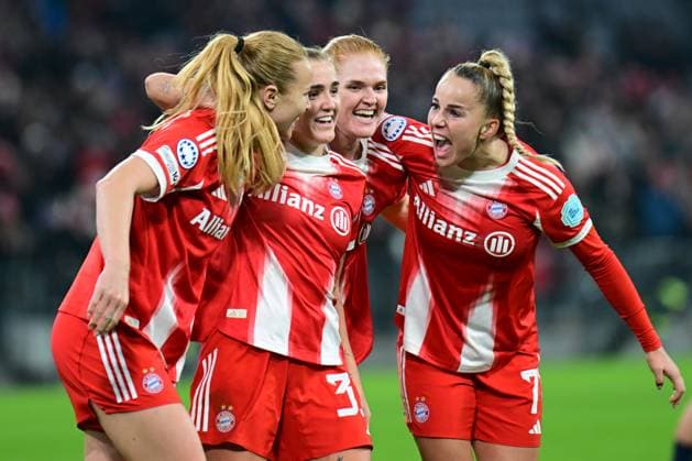 Frauen-Champions League - Jubel über das Führungstor zum 3:2 von VIGGOSDOTTIR Glodis Perla mit STANWAY Georgia, BALLISAGER Stine und GWINN Giulia bei dem Frauenfußball Champions League Spiel des FC Bayern München gegen FC Arsenal am 12.11.2025, Deutschland, Bayern München Allianz Arena Bayern Deutschland