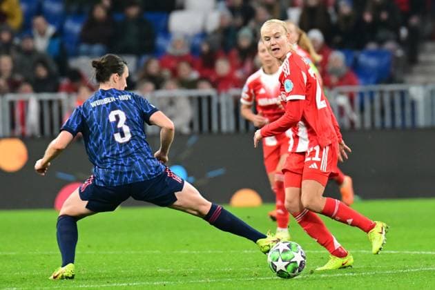 Frauen-Champions League - WUBBEN-MOY Carlotte und HARDER Pernille bei dem Frauenfußball Champions League Spiel des FC Bayern München gegen FC Arsenal am 12.11.2025, Deutschland, Bayern München Allianz Arena Bayern Deutschland