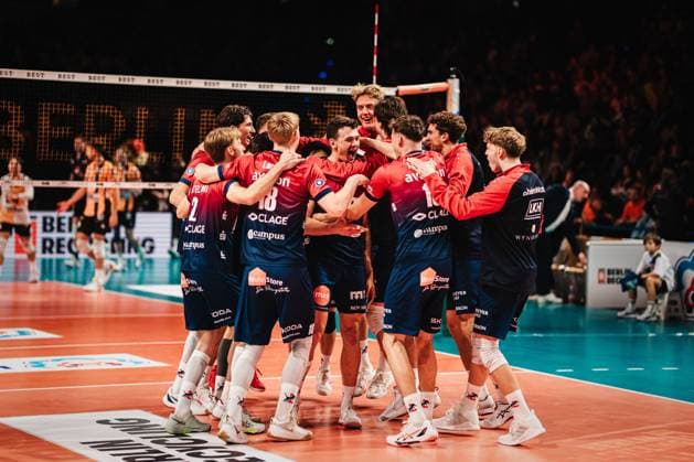 VBL: Berlin Recycling Volleys vs. SVG Lüneburg, 12.11.2025 Die SVG Lüneburg jubelt nach dem Spielende; Volleyball Bundesliga, 6. Spieltag: Berlin Recycling Volleys vs. SVG Lüneburg am 12.11.2025 in der , Berlin Copyright: xBEAUTIFULxSPORTS Tonhäuserx