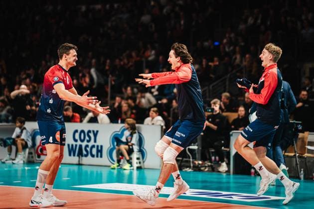 VBL: Berlin Recycling Volleys vs. SVG Lüneburg, 12.11.2025 Die SVG Lüneburg jubelt nach dem Spielende; Volleyball Bundesliga, 6. Spieltag: Berlin Recycling Volleys vs. SVG Lüneburg am 12.11.2025 in der , Berlin Copyright: xBEAUTIFULxSPORTS Tonhäuserx