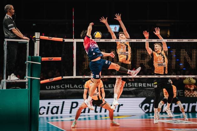 VBL: Berlin Recycling Volleys vs. SVG Lüneburg, 12.11.2025 Ethan Champlin (SVG Lüneburg, 20) vorbei an Arthur Wehner (Berlin Recycling Volleys, 17); Volleyball Bundesliga, 6. Spieltag: Berlin Recycling Volleys vs. SVG Lüneburg am 12.11.2025 in der , Berlin Copyright: xBEAUTIFULxSPORTS Tonhäuserx