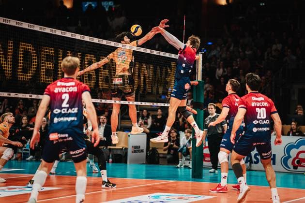 VBL: Berlin Recycling Volleys vs. SVG Lüneburg, 12.11.2025 Jackson Howe (SVG Lüneburg, 6) legt den Ball an Jake Hanes (Berlin Recycling Volleys, 22) vorbei; Volleyball Bundesliga, 6. Spieltag: Berlin Recycling Volleys vs. SVG Lüneburg am 12.11.2025 in der , Berlin Copyright: xBEAUTIFULxSPORTS Tonhäuserx