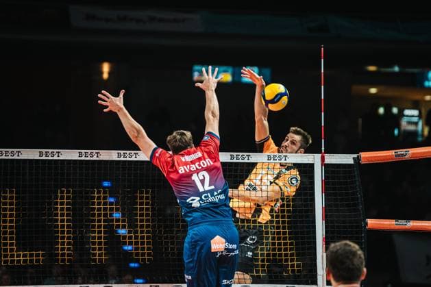 VBL: Berlin Recycling Volleys vs. SVG Lüneburg, 12.11.2025 Moritz Reichert (Berlin Recycling Volleys, 15) schlägt, Santeri Välimaa (SVG Lüneburg, 12) beim Block; Volleyball Bundesliga, 6. Spieltag: Berlin Recycling Volleys vs. SVG Lüneburg am 12.11.2025 in der , Berlin Copyright: xBEAUTIFULxSPORTS Tonhäuserx