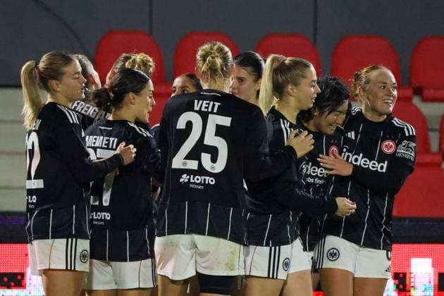 Eindhoven, Niederlande 12. November 2025: Europa Cup - Frauen- 1 8 Finale - 2025 2026 - PSV Eindhoven vs. Eintracht Frankfurt Im Bild: Torschützin Remina Chiba (SGE), von rechts die Zweite im Bild, macht das Tor zum 2:1 für Eintracht Frankfurt, jubelt mit ihren Mannschaftskolleginnen und sichert den Sieg in Eindhoven De Herdegang Copyright: xFotostandx xFantinix