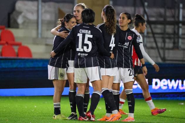 Eindhoven, Niederlande 12. November 2025: Europa Cup - Frauen- 1 8 Finale - 2025 2026 - PSV Eindhoven vs. Eintracht Frankfurt Im Bild: v.li. die Zweite Torschützin Laura Freigang (SGE), auf dem Spielfeld sitzend, macht das Tor zum 1:1 für Eintracht Frankfurt und jubelt mit Ereleta Memeti (SGE), Remina Chiba (SGE), Noemi Ivelj (SGE) und Ilayda Acikgöz Acikgoez (SGE) De Herdegang Copyright: xFotostandx xFantinix