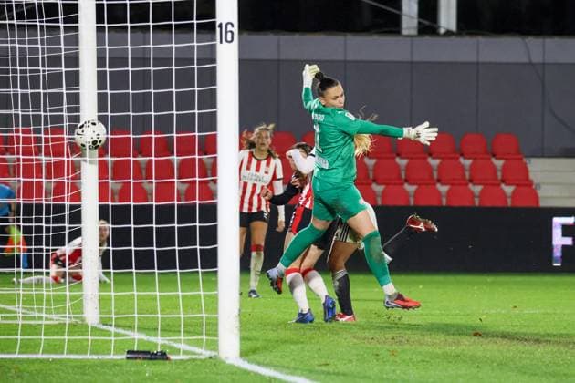 Eindhoven, Niederlande 12. November 2025: Europa Cup - Frauen- 1 8 Finale - 2025 2026 - PSV Eindhoven vs. Eintracht Frankfurt Im Bild: Torschützin Remina Chiba (SGE), verdeckt im Bild, macht das Tor zum 2:1 für Eintracht Frankfurt und sichert den Sieg in Eindhoven De Herdegang Copyright: xFotostandx xFantinix