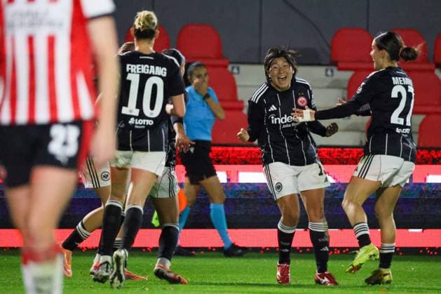 Eindhoven, Niederlande 12. November 2025: Europa Cup - Frauen- 1 8 Finale - 2025 2026 - PSV Eindhoven vs. Eintracht Frankfurt Im Bild: v.li. die Zweite Torschützin Remina Chiba (SGE) macht das Tor zum 2:1 für Eintracht Frankfurt, jubelt mit ihren Mannschaftskolleginnen und sichert den Sieg in Eindhoven De Herdegang Copyright: xFotostandx xFantinix