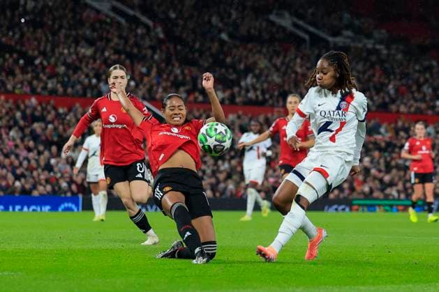 Manchester United, ManU Women v Paris Saint-Germain Feminine UEFA Women s Champions League 12 11 2025. Tara Elimbi Gilbert (20) of Paris St Germain has a shot on goal challenged by Jayde Riviere (14) of Manchester United during the UEFA Women s Champions League match between Manchester United Women and Paris Saint-Germain Feminine at Old Trafford, Manchester, England on 12 November 2025. Manchester Old Trafford Greater Manchester England Editorial use only , Copyright: xConorxMolloyx PSI-23211-0082